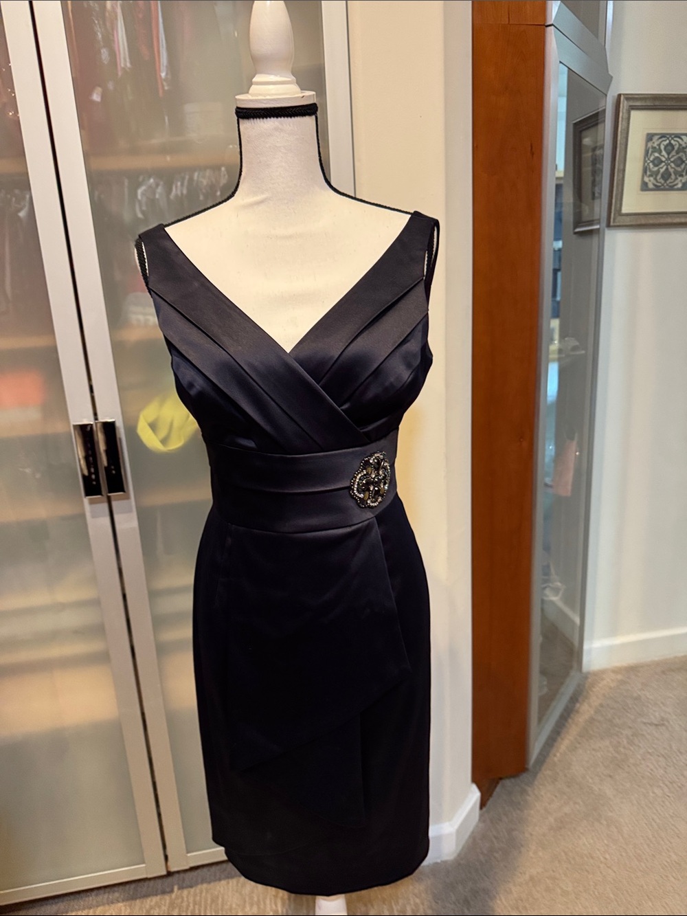 Elegant Black Satin V-Neck Cocktail Dress with Embellished Waist